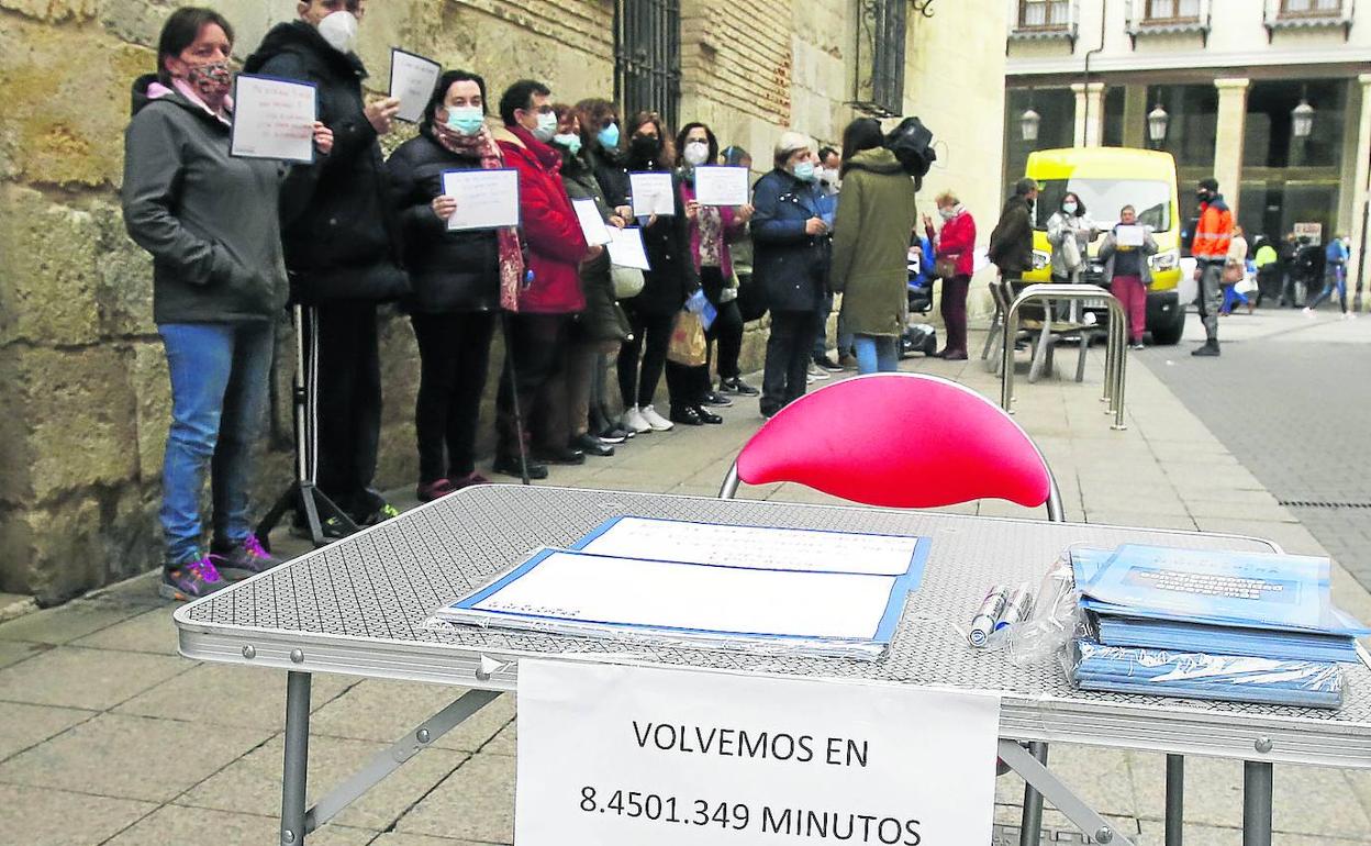 Varias personas forman la fila de la protesta de Cocemfe ante la Gerencia de Servicios Sociales. 