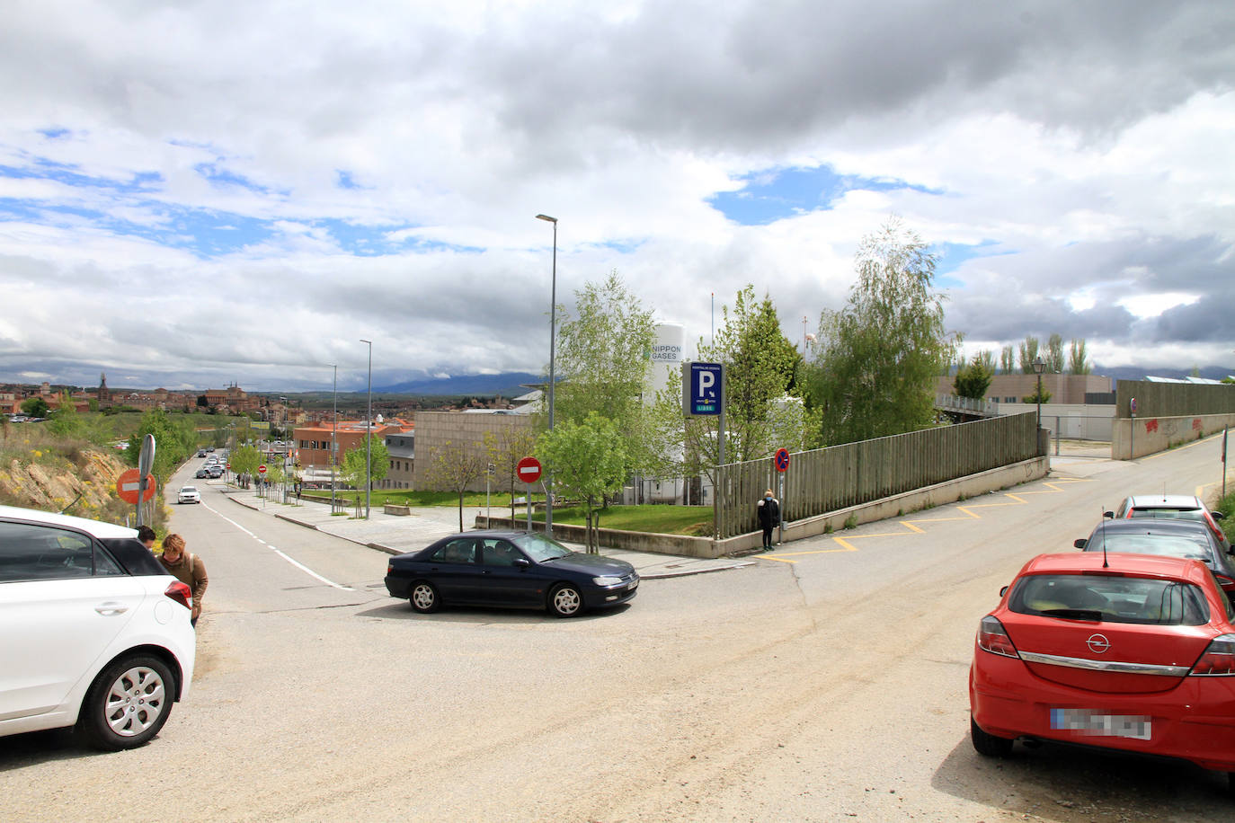 Zona trasera del hospital, donde se construirá una rotonda que conectará con la calle 3 de abril.