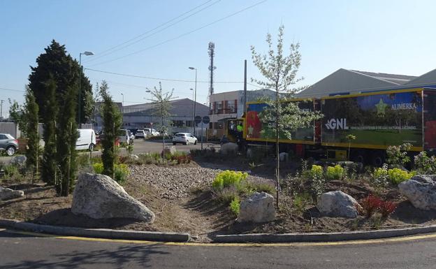 Adecentan los parterres y el 'jardín de lluvia' del corredor verde de Argales