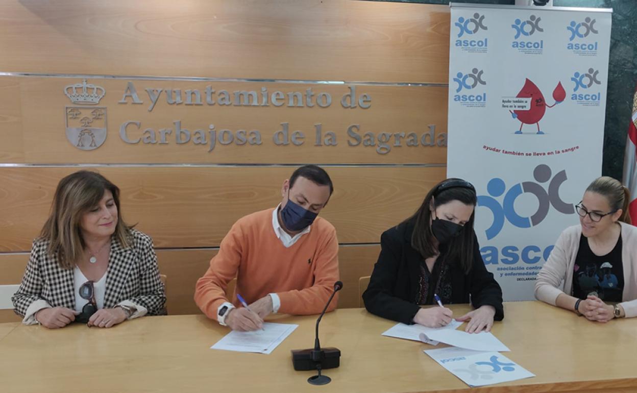 Ealcalde del municipio, Pedro Samuel Martín, y la presidenta de ASCOL, Ascensión Hernández, firman el convenio. 