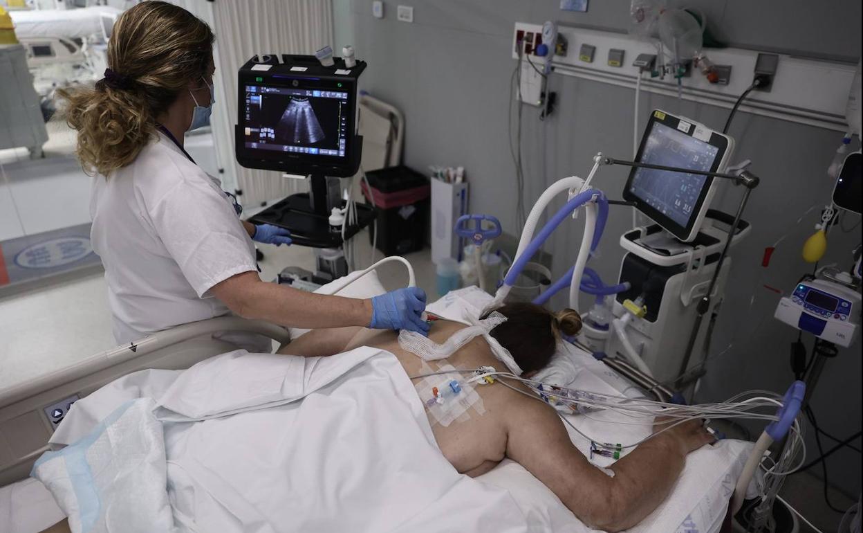 Una sanitaria atiende a una enferma de covid en una UCI. 