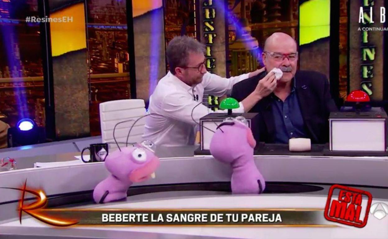 Pablo Motos limpia la sangre de la cara de Antonio Resines. 