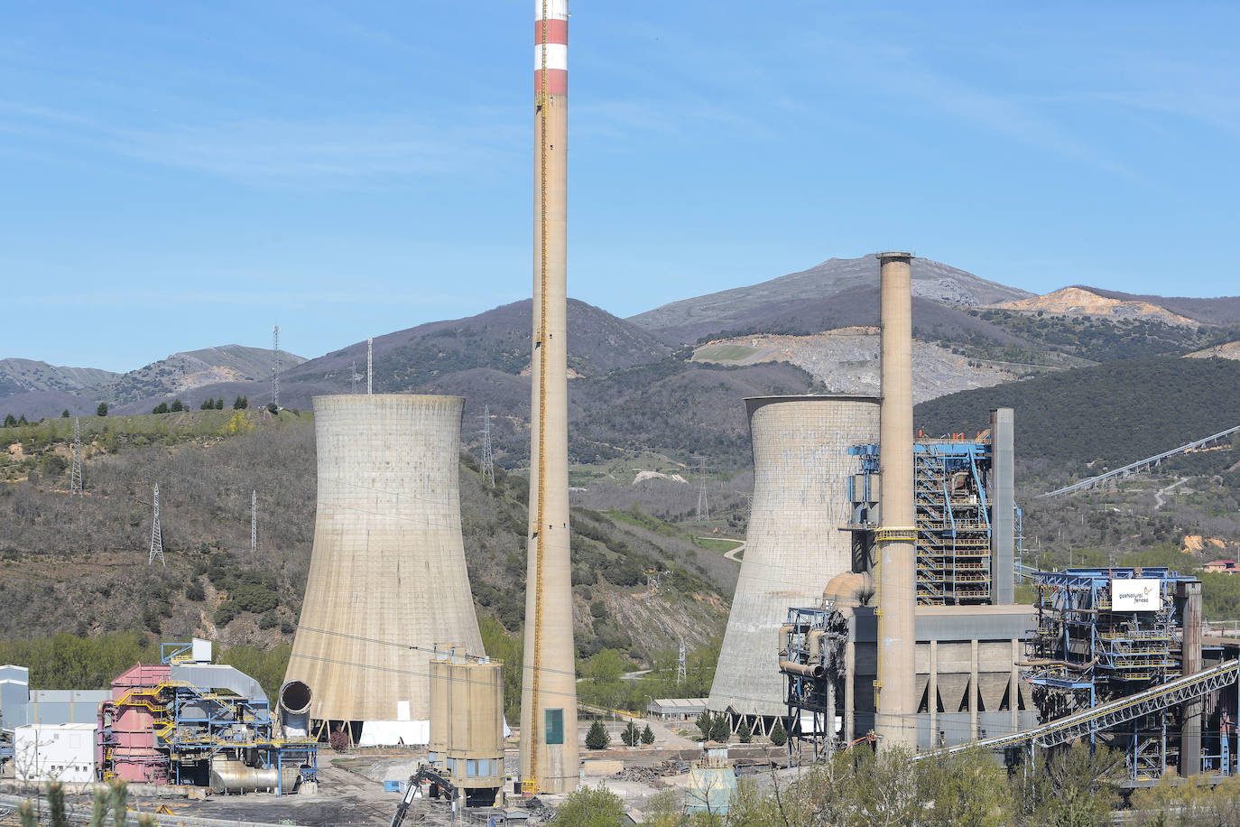 Fotos: Voladura de las torres de la central térmica de La Robla