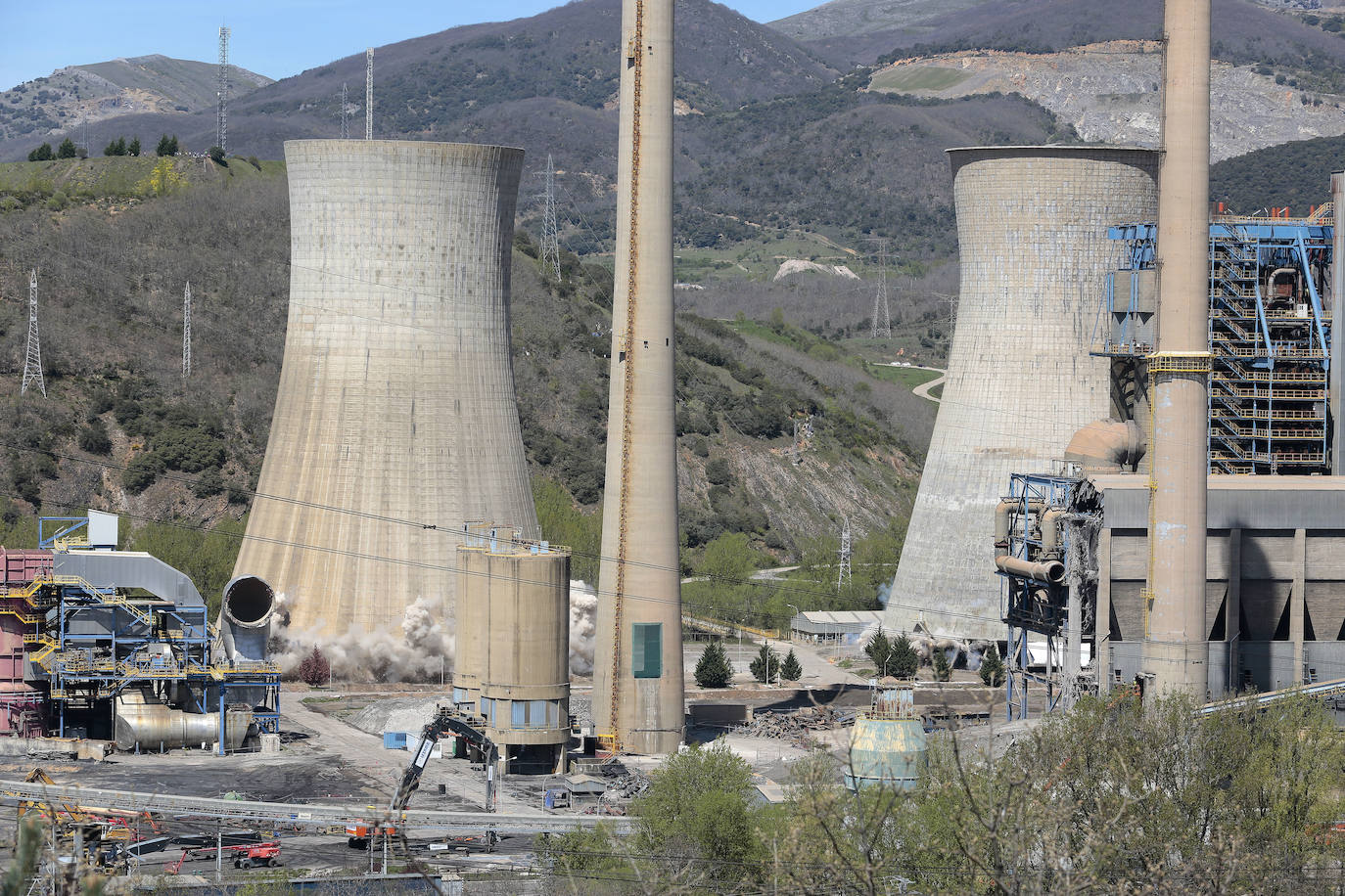 Fotos: Voladura de las torres de la central térmica de La Robla