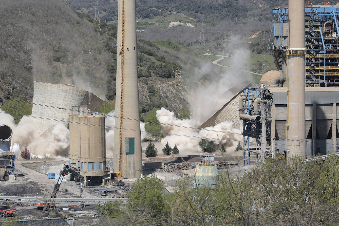 Fotos: Voladura de las torres de la central térmica de La Robla