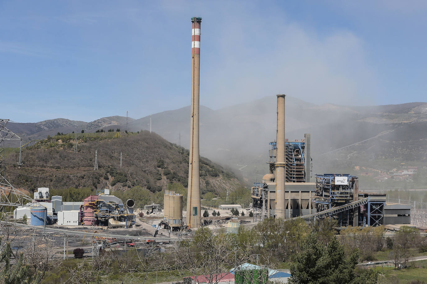 Fotos: Voladura de las torres de la central térmica de La Robla