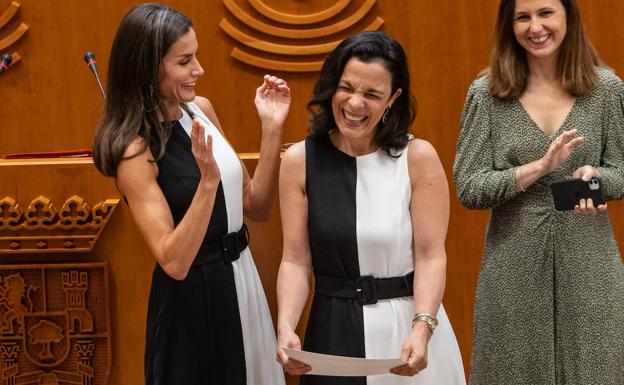 El momento en el que la Reina Letizia entrega el reconocimiento a la catedrática sevillana. 