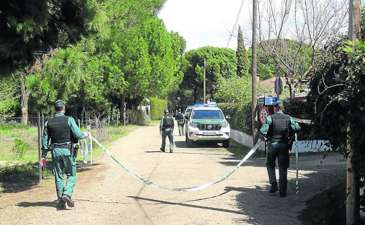 La Guardia Civil culmina el registro del chalé de Óscar S. en Traspinedo. 