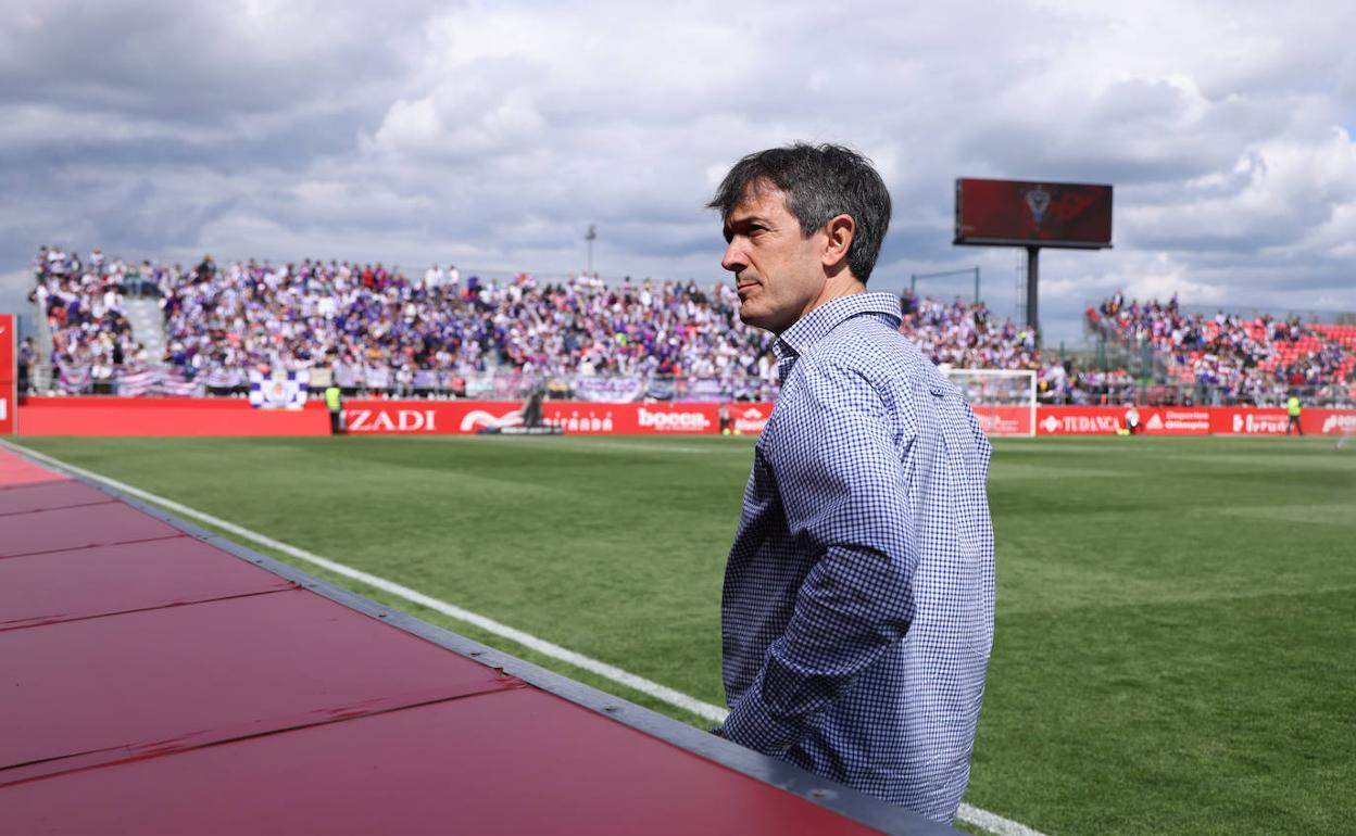 Pacheta gira la vista hacia la grada de Anduva, en el encuentro disputado en Miranda. 