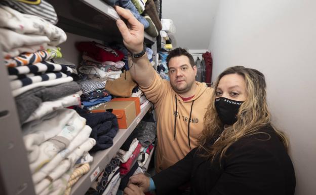 Rodrigo Reglero y Mila Díez posan en el ropero solidario.