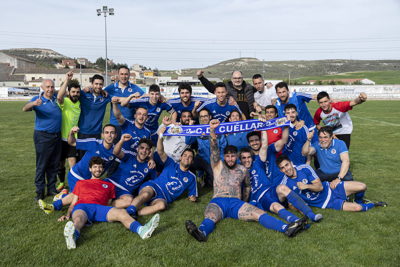 Plantilla del CD Cuéllar Funeraria Santa Teresa, tras lograr el campeonato liguero.