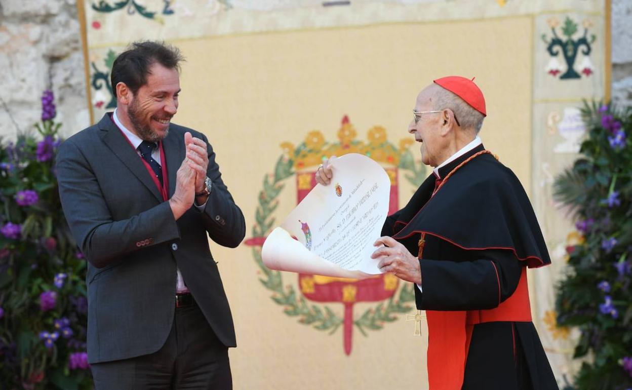 Ricardo Blázquez muestra el pergamino que le acredita como Hijo Predilecto de Valladolid ante el aplauso de Óscar Puente. 