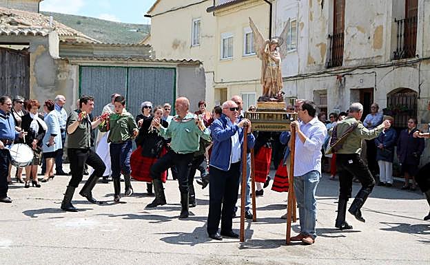 Danzantes en plena procesión.