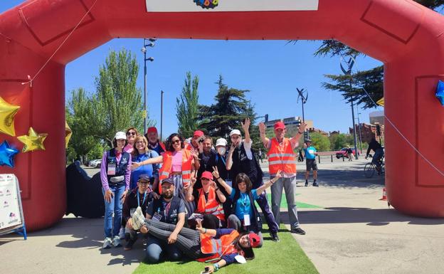 Chelo, Javi, MIguel, Luis, Irene, y los demás voluntarios en la línea de salida y llegada de la 45 Marcha Asprona de Valladolid. 