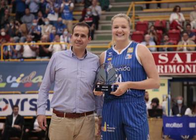 Imagen secundaria 1 - Würzburg registró una gran entrada y Hof y Silvia Domínguez recogieron sus trofeos a mejor pívot y mejor base, respectivamente, de la Liga regular. 