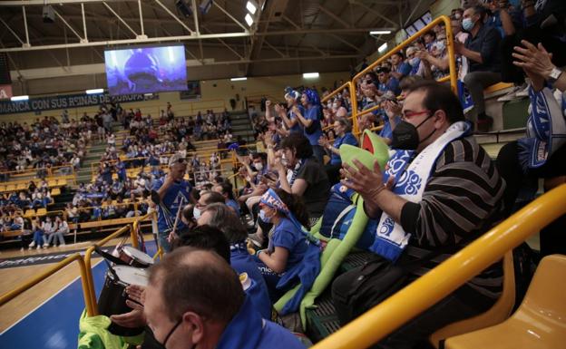 Imagen principal - Würzburg registró una gran entrada y Hof y Silvia Domínguez recogieron sus trofeos a mejor pívot y mejor base, respectivamente, de la Liga regular. 