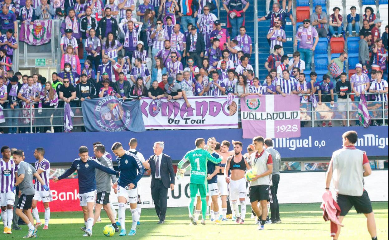 Los jugadores del Real Valladolid se acercan a la grada para celebrar la victoria. 