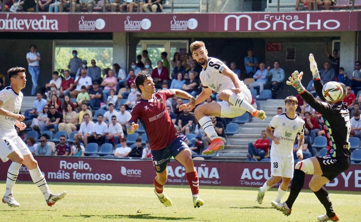 Acrobático remate de Manín en la primera parte ante el Pontevedra. 