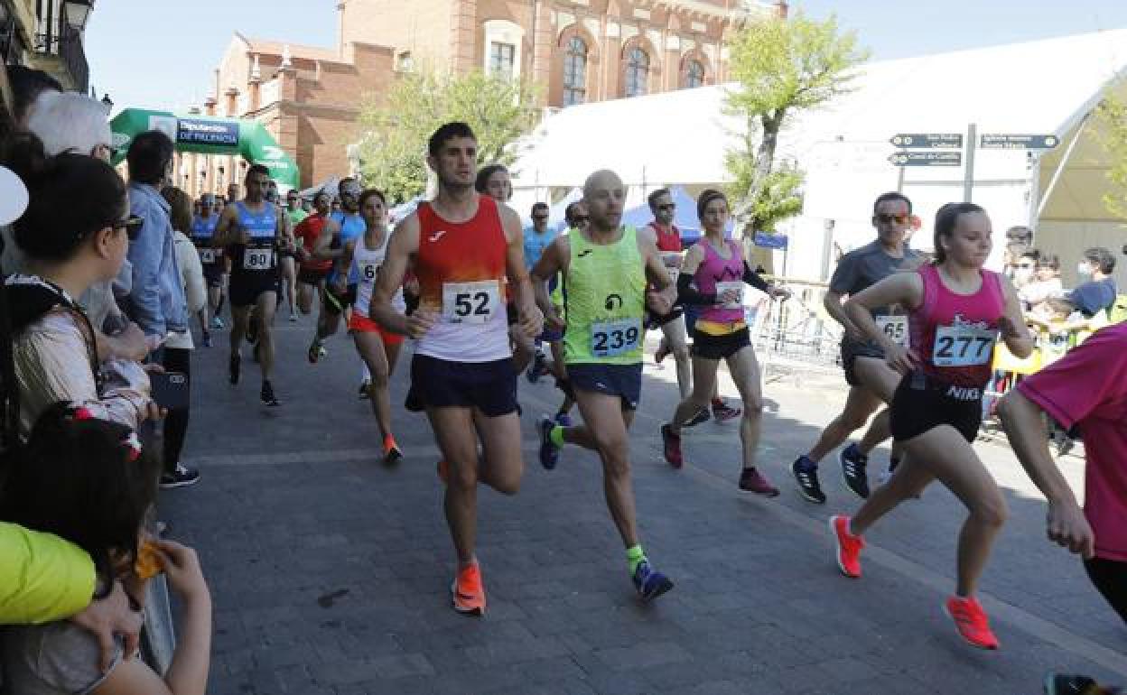 Los corredores de ambas pruebas salen desde la meta en la Plaza Mayor de Becerril.