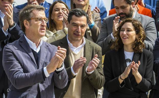 Feijóo, con Juanma Moreno e Isabel Díaz Ayuso.