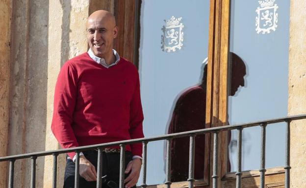 El alcalde de León, José Antonio Diez, en el balcón del Ayuntamiento.