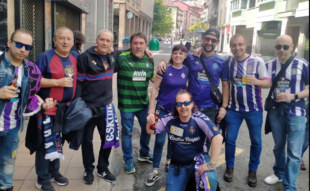 El hermanamiento entre aficiones de ambos equipos es una realidad en las calles de Eibar. 