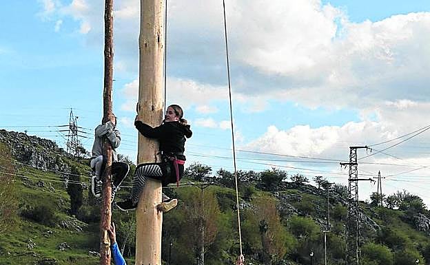 Los participantes, durante el ascenso.