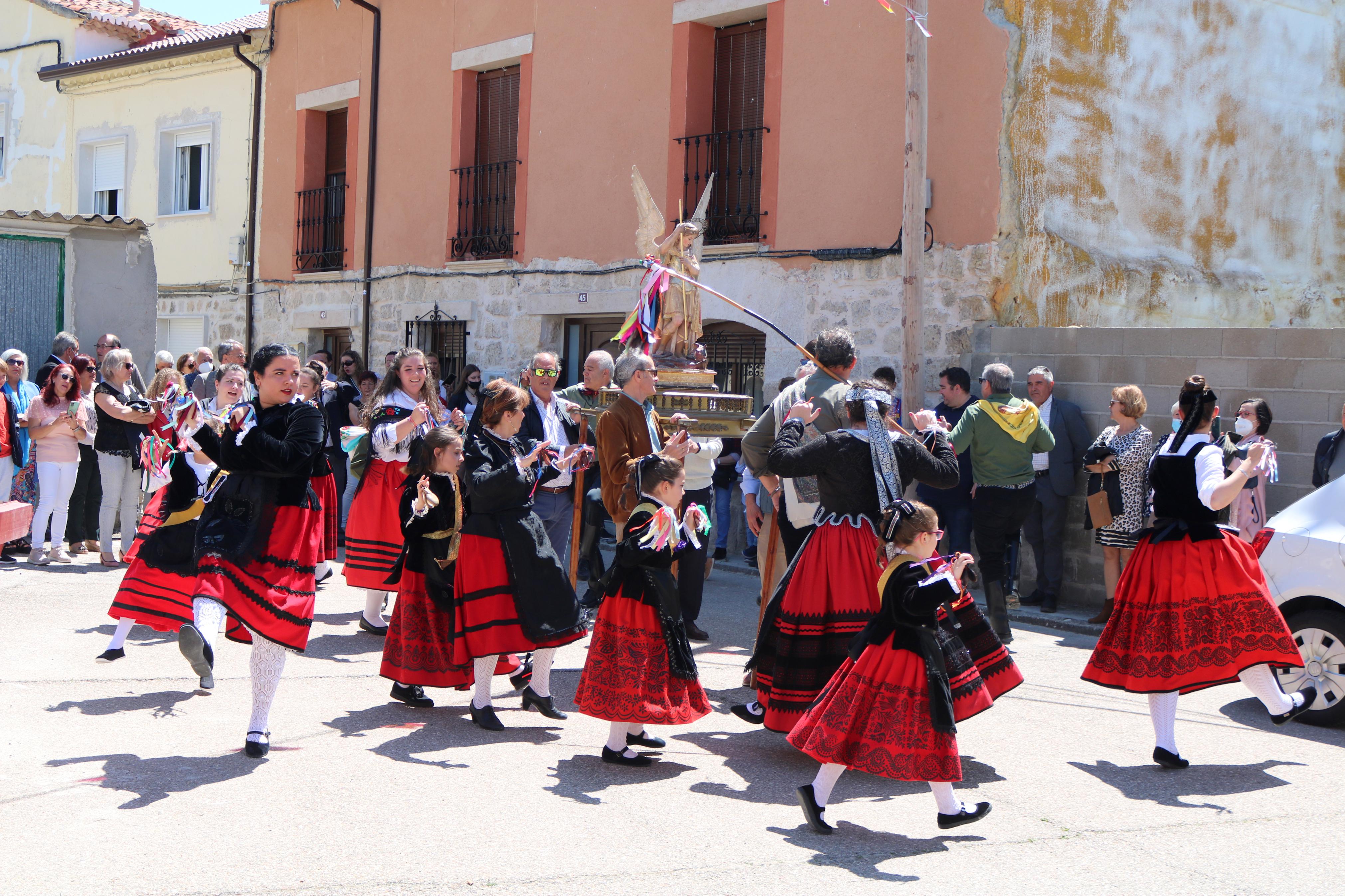 Los hornilleros danzaron en honor a San Miguel Arcángel