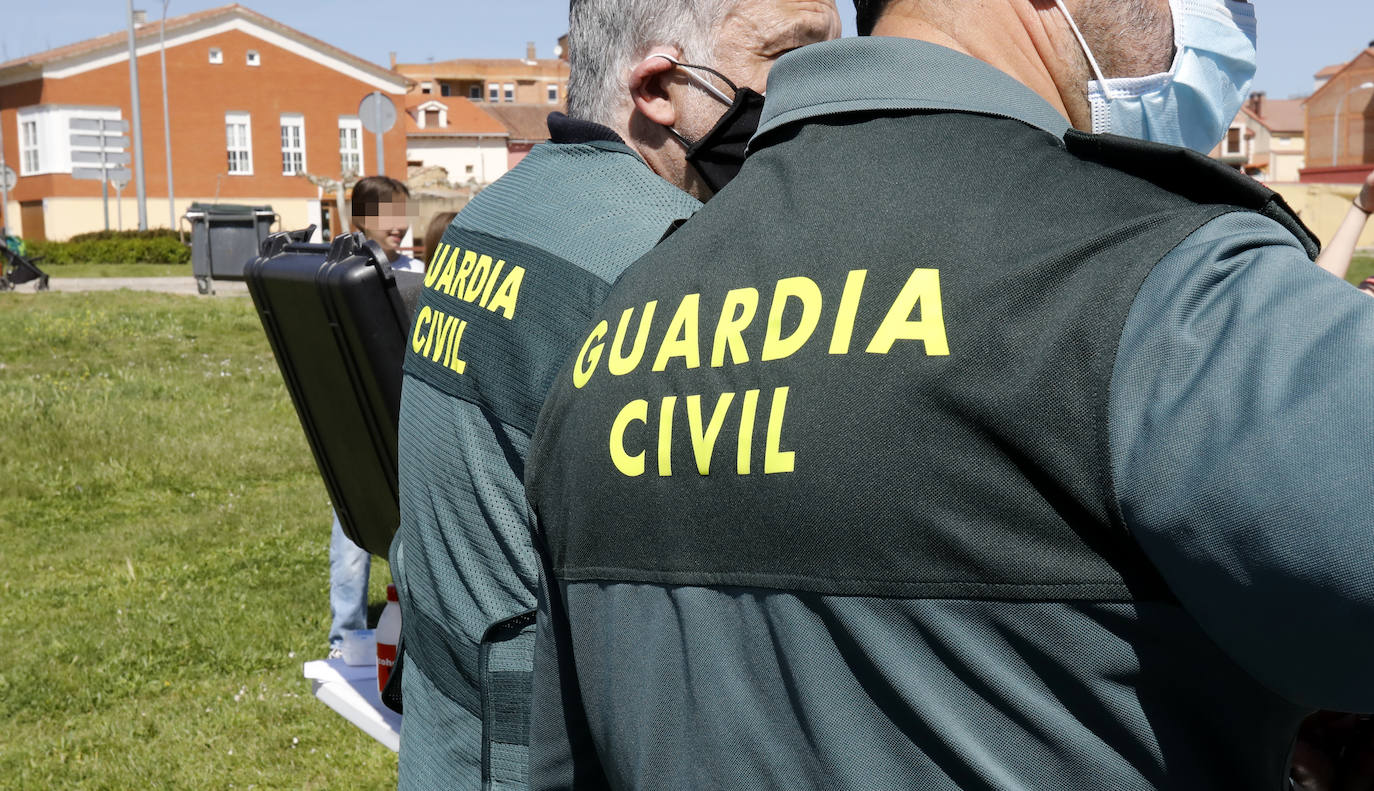 Los alumnos disfrutan con el material y los vehículos que utiliza la Guardia Civil en su cometido