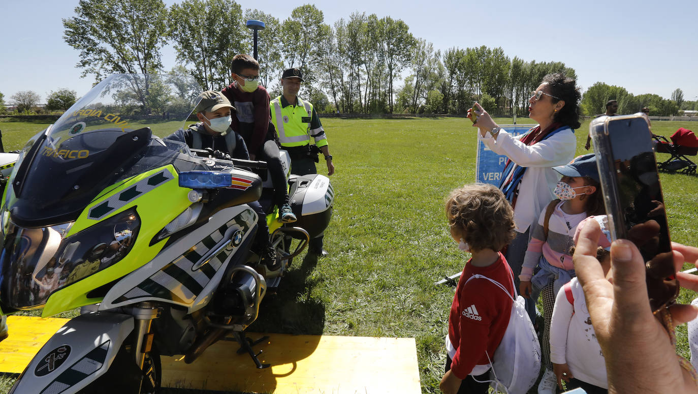 Los alumnos disfrutan con el material y los vehículos que utiliza la Guardia Civil en su cometido