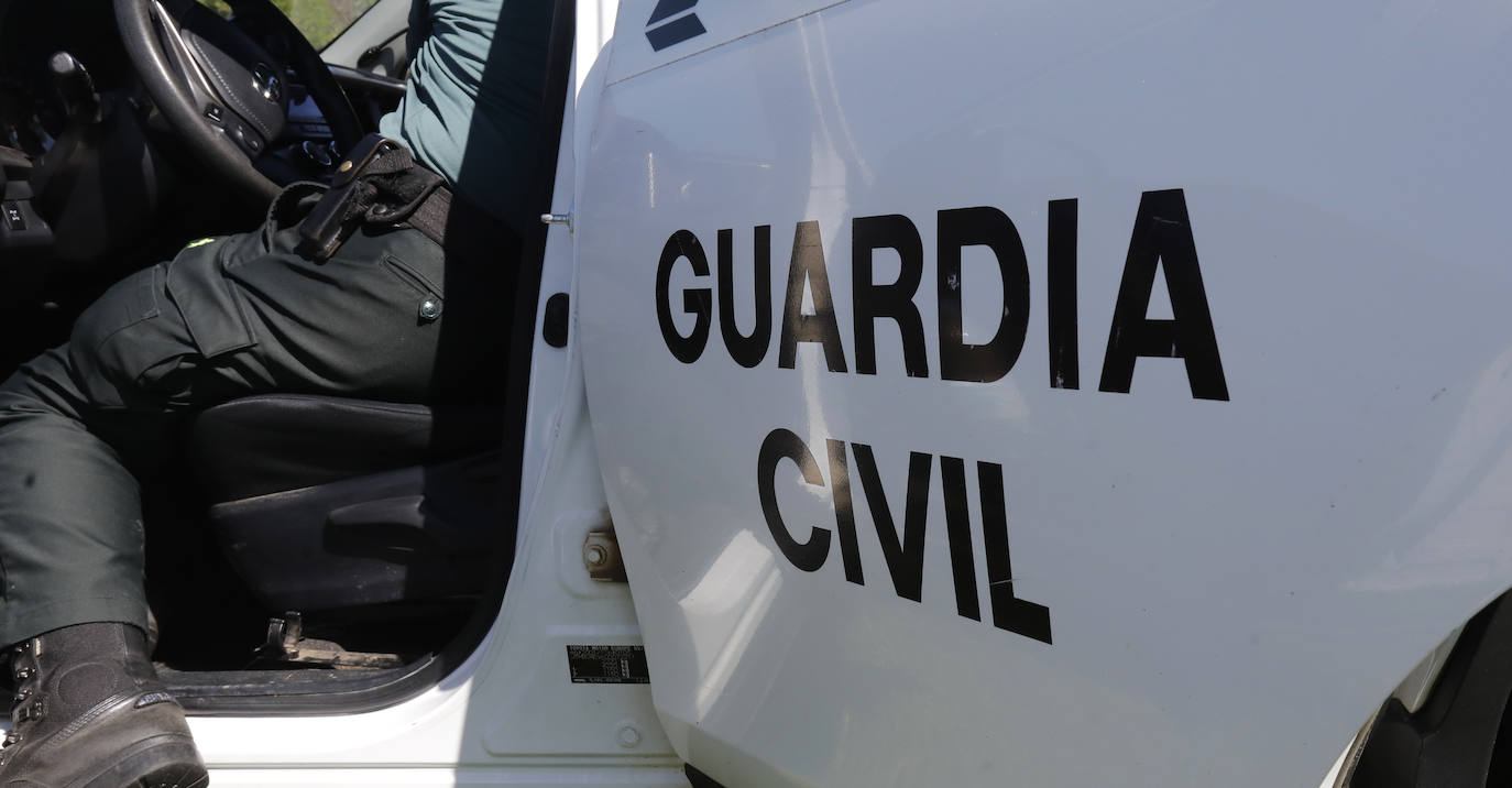 Los alumnos disfrutan con el material y los vehículos que utiliza la Guardia Civil en su cometido