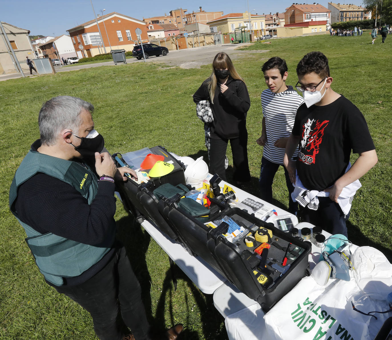 Los alumnos disfrutan con el material y los vehículos que utiliza la Guardia Civil en su cometido