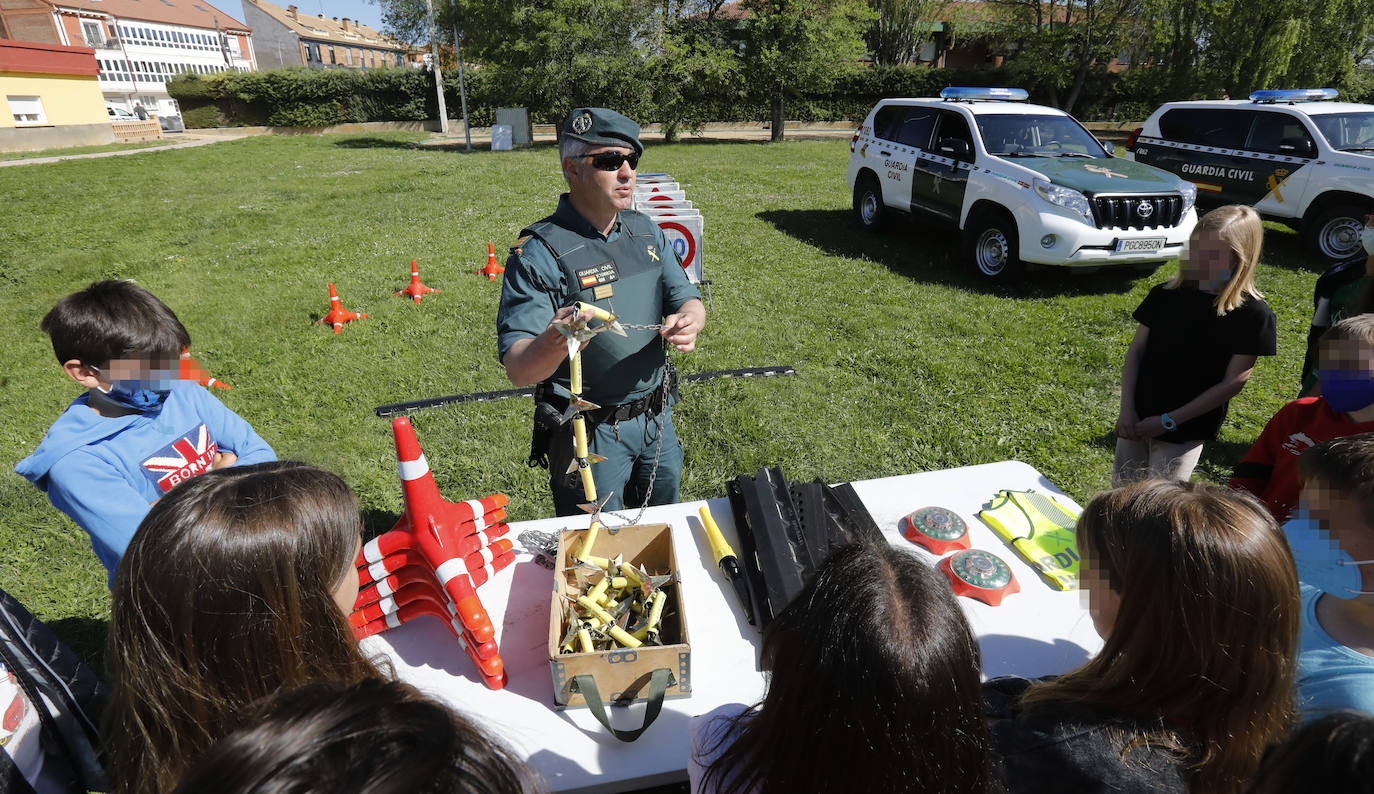 Los alumnos disfrutan con el material y los vehículos que utiliza la Guardia Civil en su cometido