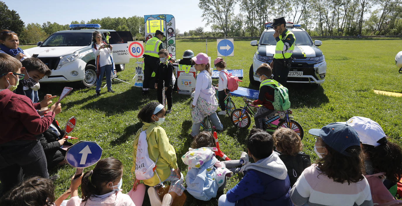 Los alumnos disfrutan con el material y los vehículos que utiliza la Guardia Civil en su cometido