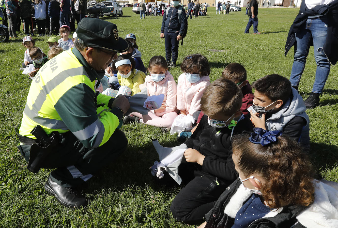 Los alumnos disfrutan con el material y los vehículos que utiliza la Guardia Civil en su cometido