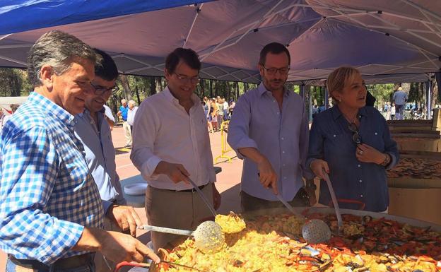 Javier Maroto, junto a Alfonso Fernández Mañueco y otros cargos del PP en Segovia, durante una paella con los militantes en Cantalejo (Segovia). 