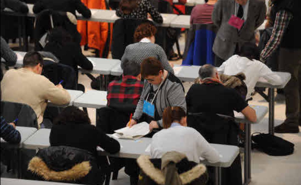 Opositores realizando un examen. 