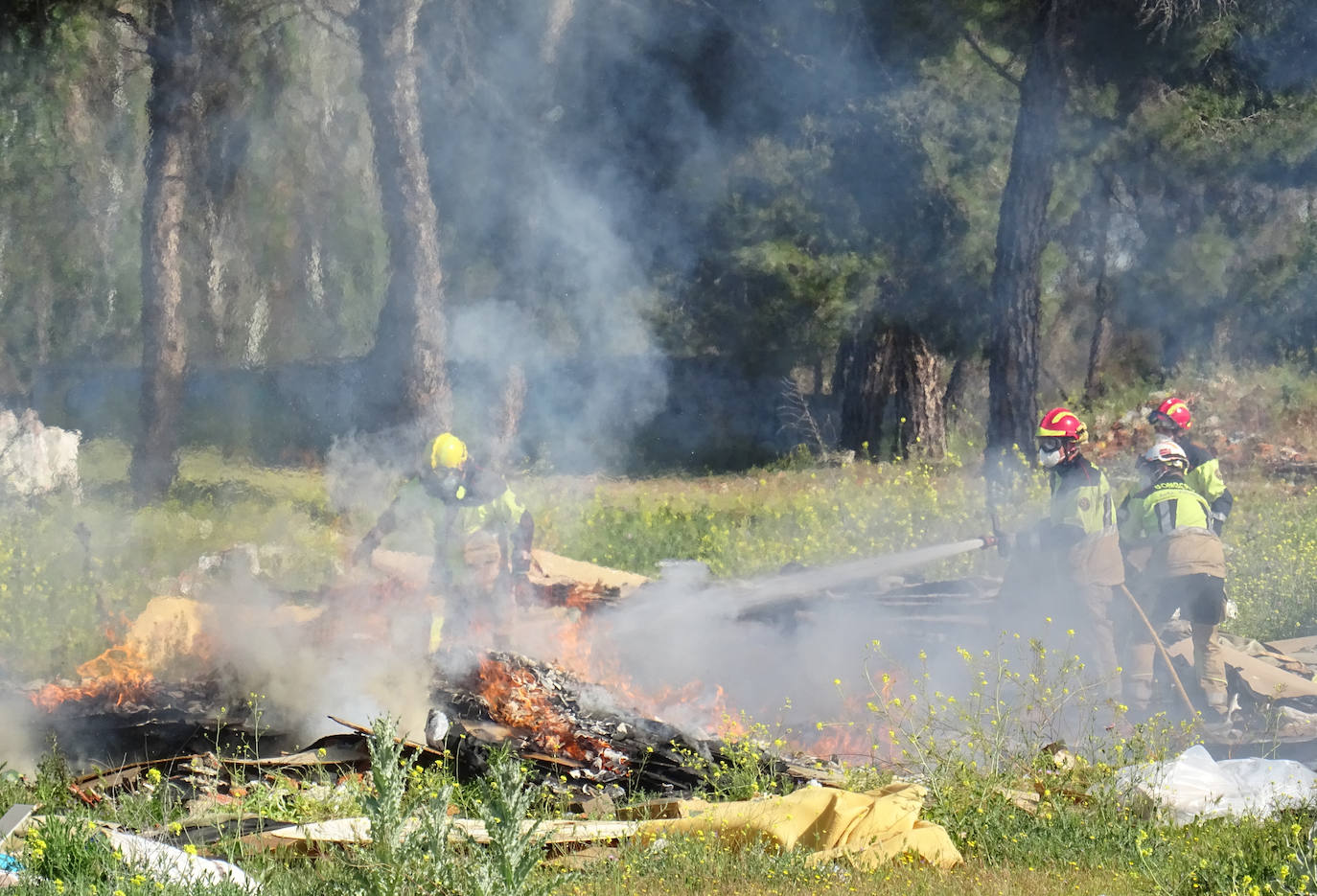 Fotos: Un incendio genera una gran columna de humo en Delicias