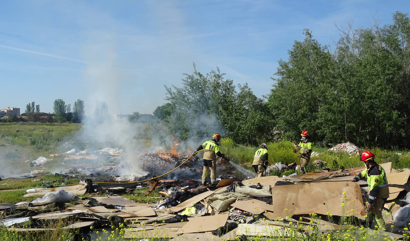 Fotos: Un incendio genera una gran columna de humo en Delicias