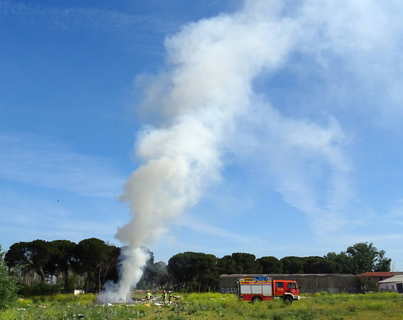 Fotos: Un incendio genera una gran columna de humo en Delicias