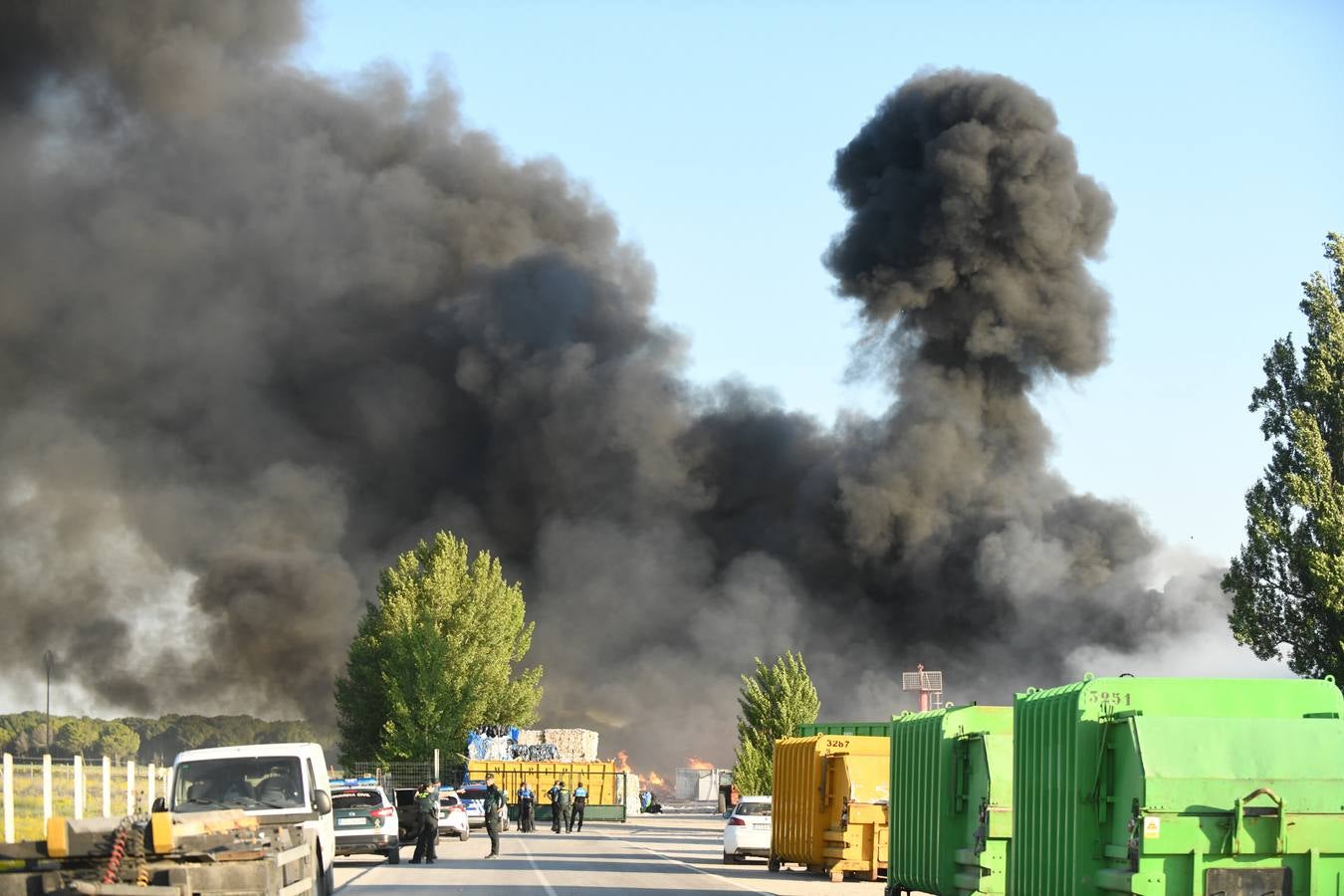 Fotos: Incendio en una empresa de reciclaje de Aldeamayor de San Martín