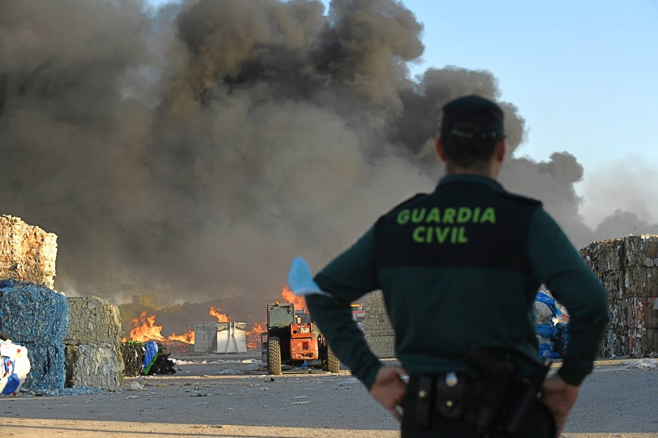 Fotos: Incendio en una empresa de reciclaje de Aldeamayor de San Martín