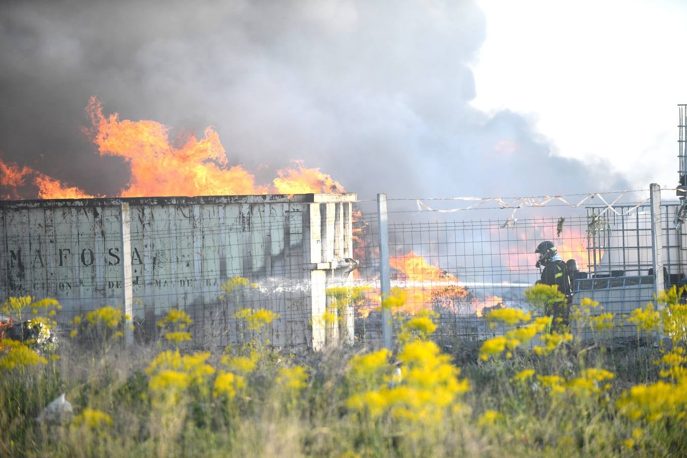 Fotos: Incendio en una empresa de reciclaje de Aldeamayor de San Martín