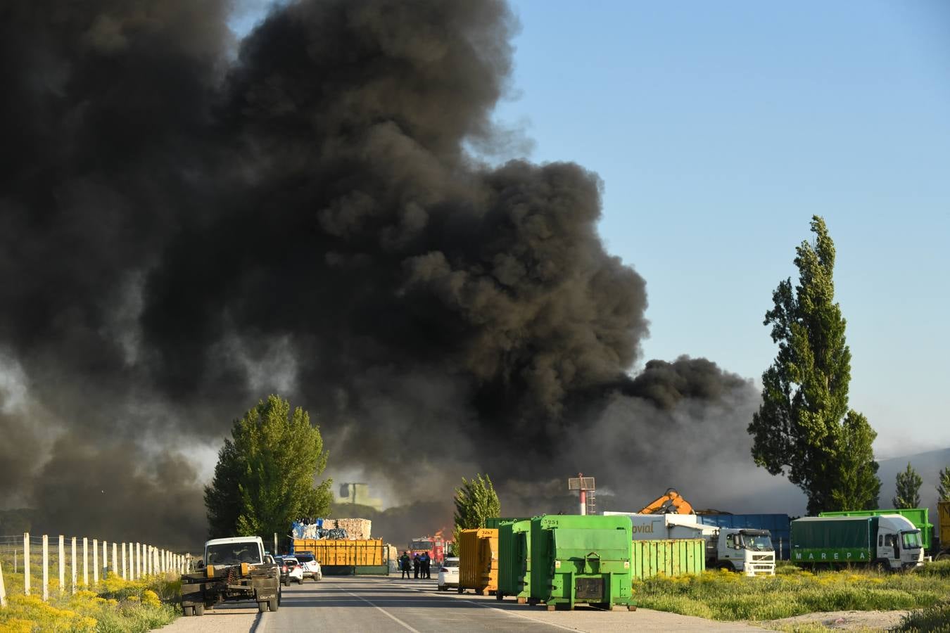 Fotos: Incendio en una empresa de reciclaje de Aldeamayor de San Martín