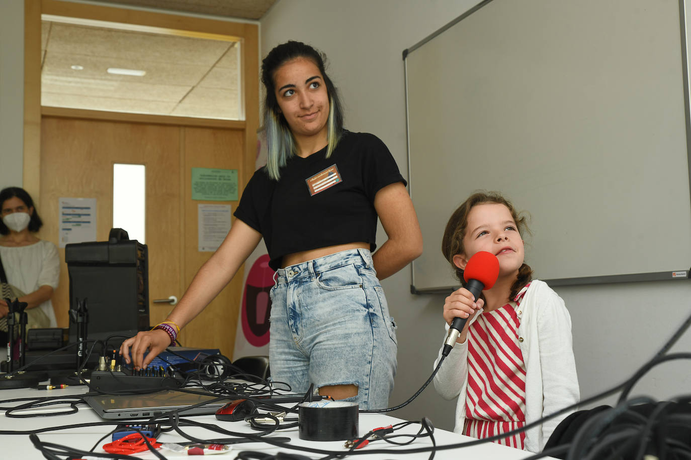 Taller de radio, en el Centro Cívico Canal de Castilla. 