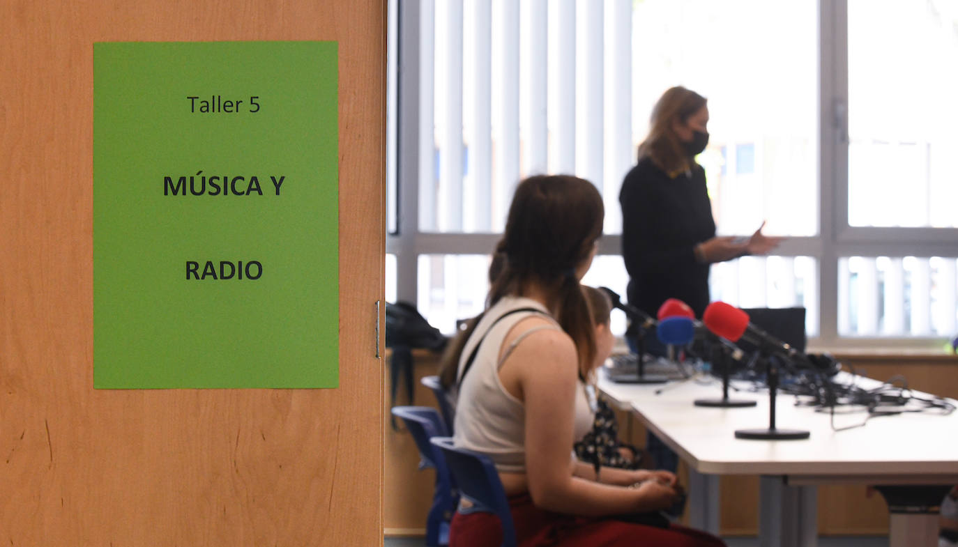 Taller de radio, en el Centro Cívico Canal de Castilla. 