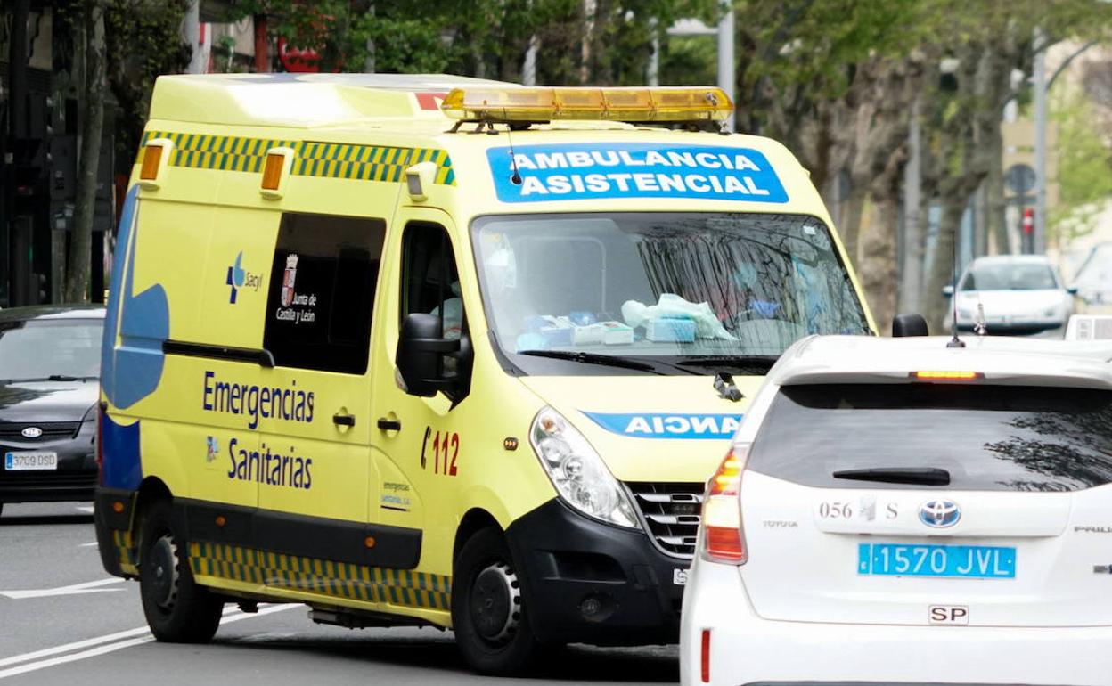 Herido el conductor de un camión tras salirse de la vía y chocar contra una nave en Castellanos de Moriscos