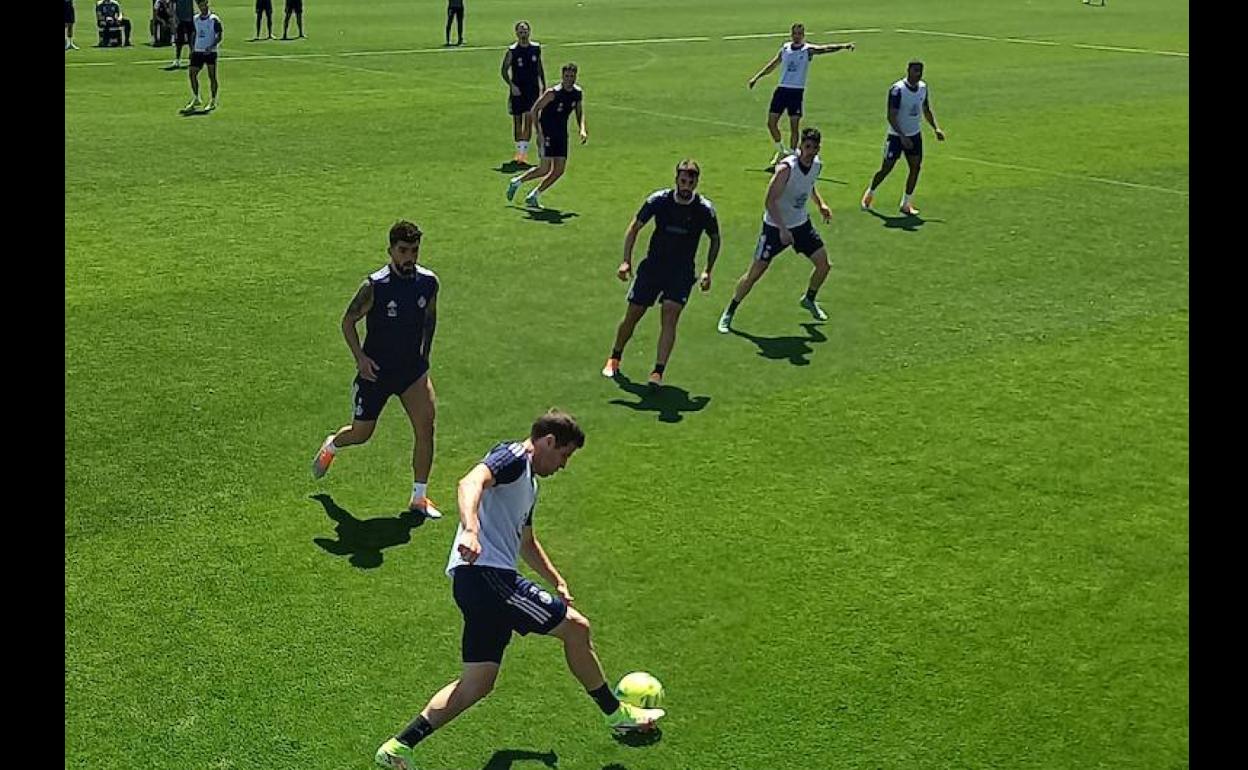 Hervías controla el balón en el partidillo del entrenamiento.