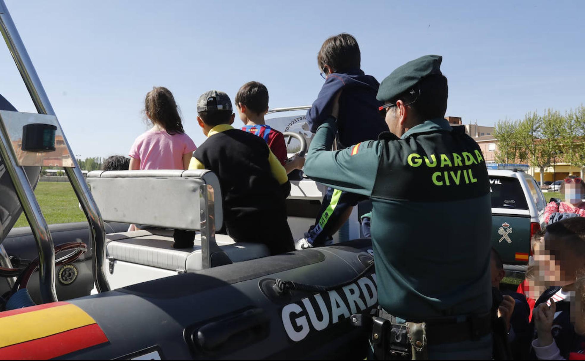 Agentes de la Guardia Civil suben a una lancha a varios alumnos.