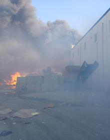 Imagen secundaria 2 - Valladolid: Un aparatoso incendio destruye una planta de reciclaje en Aldeamayor